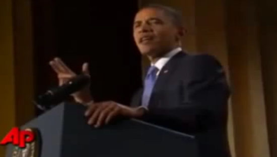 Во время речи Барака Обамы отвалился герб
