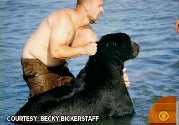 Мужчина спас тонущего в океане медведя (16 фото)