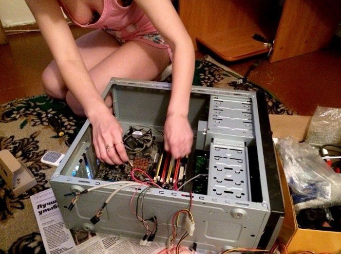 Как девушки почистили компьютер от пыли (3 фото)
