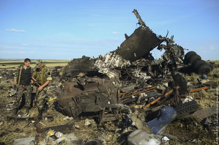 Ил-76, сбитый во время посадки в аэропорту Луганска (4 фото)