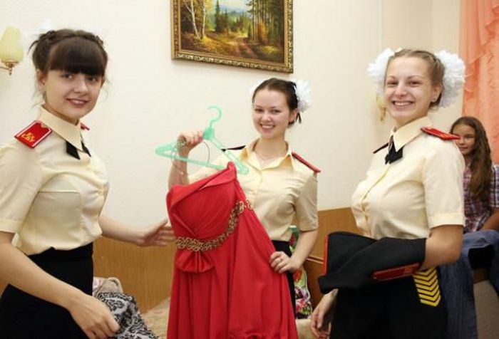 Первый в истории девичий выпуск суворовского училища (21 фото)