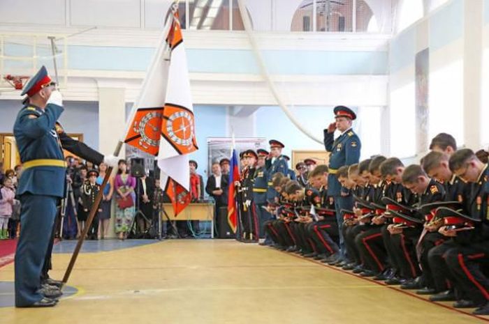 Первый в истории девичий выпуск суворовского училища (21 фото)