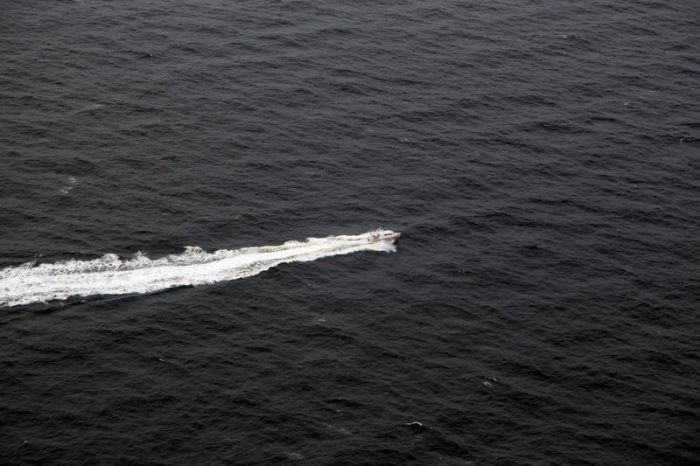 Атомный подводный ракетоносный крейсер пришел на помощь во время шторма (9 фото)