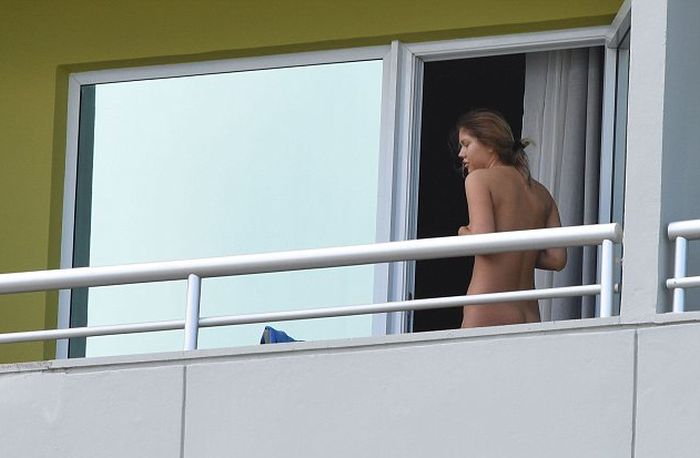 Скандал с обнаженной девушкой на балконе расположения сборной Англии (3 фото)