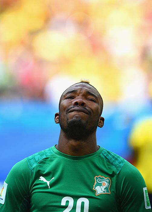 Игрок "Кот-д’Ивуара" не сдержал слез на поле (4 фото)