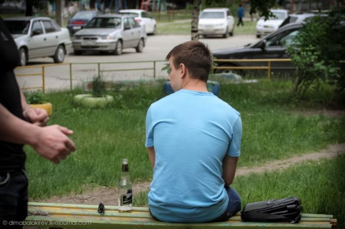 Зачистка дворов Челябинска от алкоголиков (17 фото + 1 видео)
