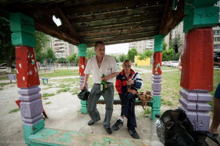 Зачистка дворов Челябинска от алкоголиков (17 фото + 1 видео)