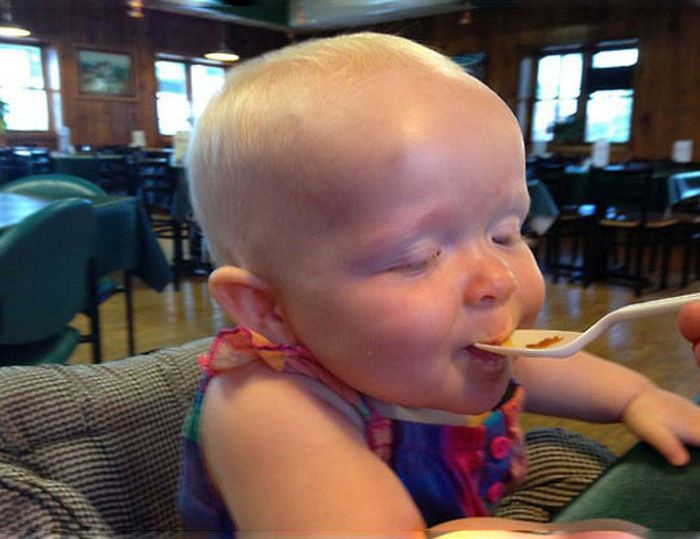 Реакция малыша на первый в его жизни кекс (5 фото)