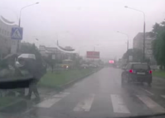Не поленился выйти под дождь, чтобы помочь