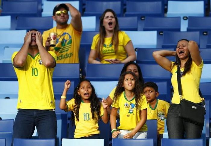 Разочарование и боль фанатов на Чемпионате мира по футболу в Бразилии (25 фото)