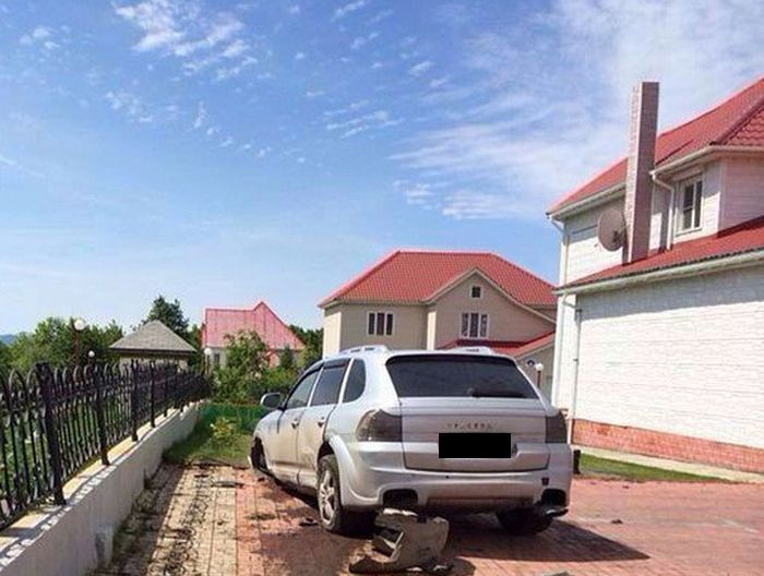 Пьяная ТП "припарковала" свой Cayenne и пешком ушла домой (3 фото) Пьяная ТП "припарковала" свой Cayenne и пешком ушла домой (3 фото)