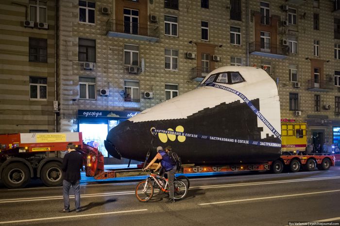 Перевозка космического челнока "Буран" по улицам Москвы (33 фото + 2 видео)