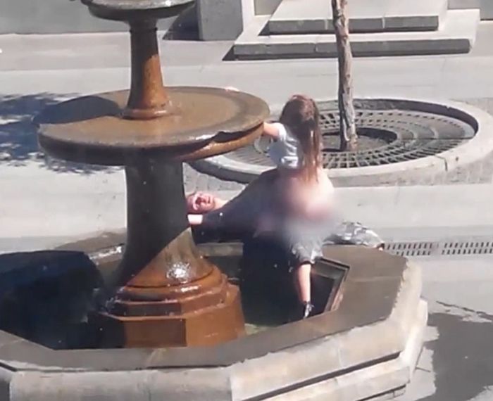 Влюбленная парочка занялась сексом в фонтане на глазах у прохожих в Самаре (5 фото + видео)