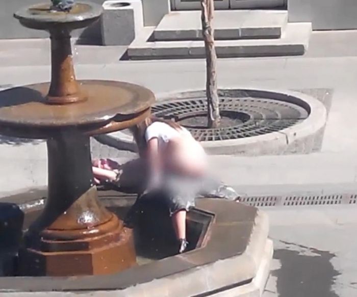 Влюбленная парочка занялась сексом в фонтане на глазах у прохожих в Самаре (5 фото + видео)