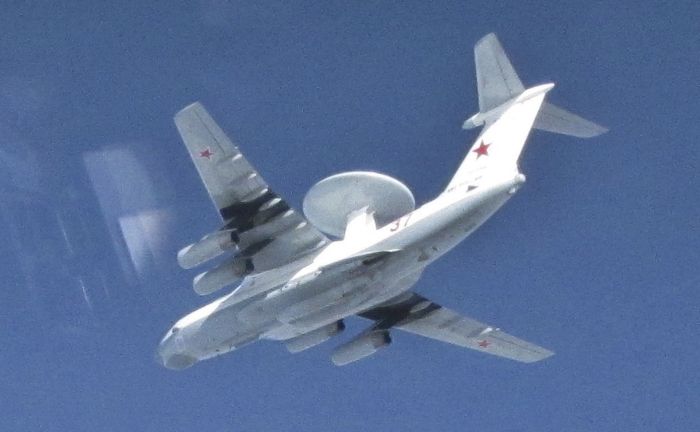 Сопровождение российских истребителей над нейтральными водами (6 фото)