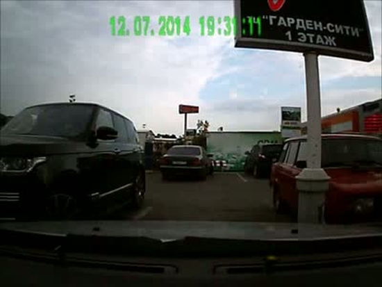 Новенький Range Rover угнали парковки в Санкт-Петербурге