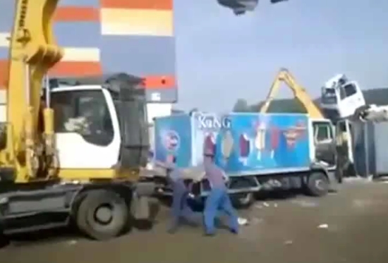 С водителем тяжелого погрузчика - шутки плохи