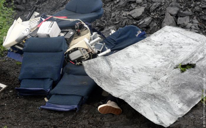 Поиски на месте катастрофы самолета Малайзийских авиалиний (21 фото)