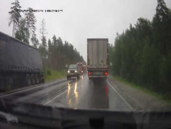 Водитель успел среагировать на аварию бензовоза