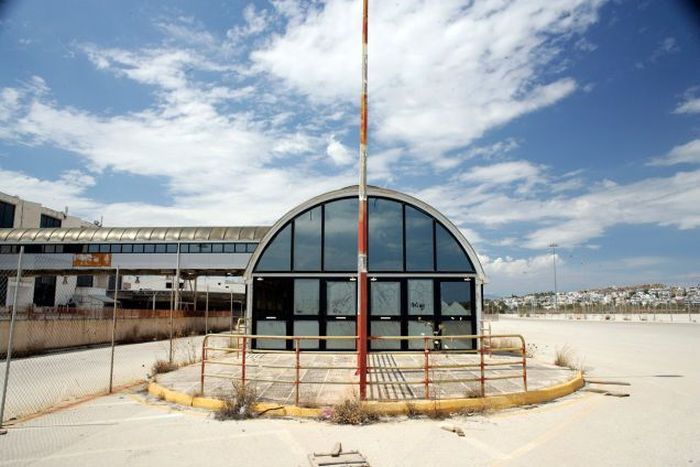 Заброшенный международный аэропорт "Эллиникон" в Афинах (33 фото)