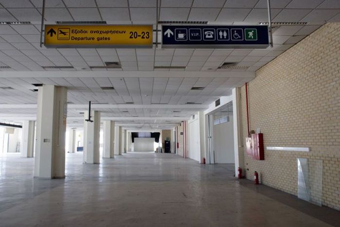 Заброшенный международный аэропорт "Эллиникон" в Афинах (33 фото)