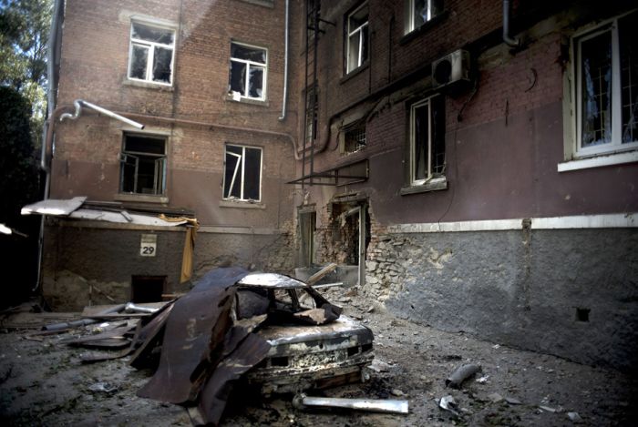 Последствия обстрела Луганска (16 фото)