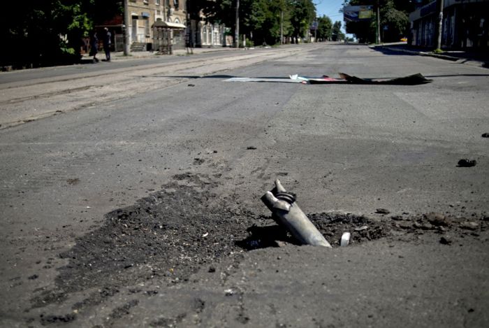 Последствия обстрела Луганска (16 фото)