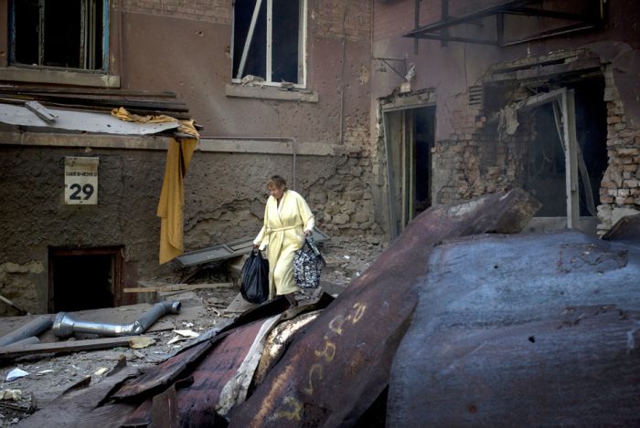 Последствия обстрела Луганска (16 фото)