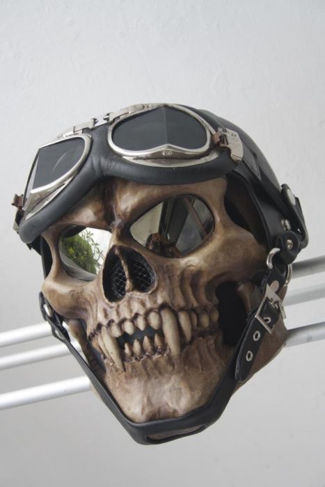 Крутые и страшные мотоциклетные шлемы (30 фото)