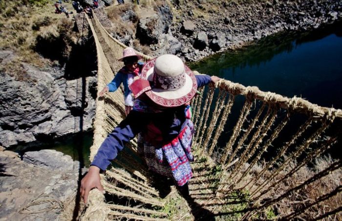 Необычный перуанский подвесной мост, сделанный вручную (22 фото)