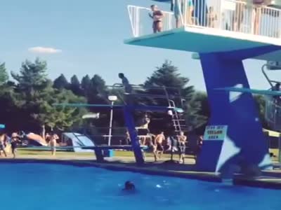 Эпик фэйл девушки при прыжке в бассейн с вышки (0.6 мб)
