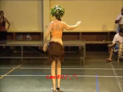 Таитянский танец в исполнении привлекательной девушки (9.2 мб)