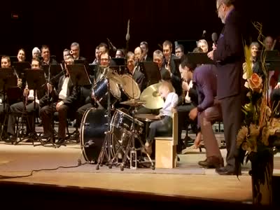 3-летний барабанщик играет с симфоническим оркестром (29.0 мб)