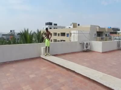 Сумасшедший прыжок с крыши дома в бассейн (4.4 мб)