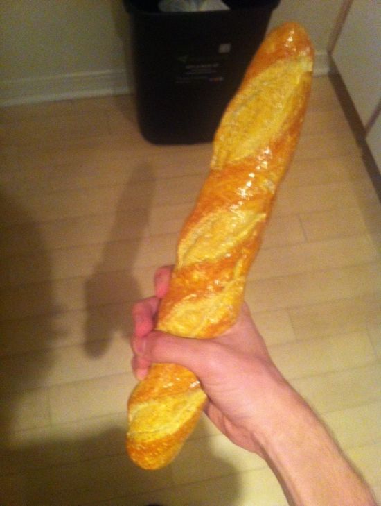 Хлеб в качестве оружия для самообороны (3 фото)