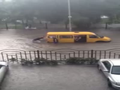 Десантники и затопленная маршрутка на день ВДВ в Кургане (5.2 мб)