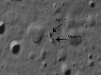 Странная тень на луне, напоминающая силуэт пришельца (4.6 мб)