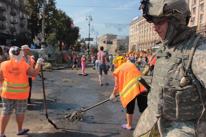 Субботник на Крещатике - очистка центра Киева от баррикад и палаток (38 фото)