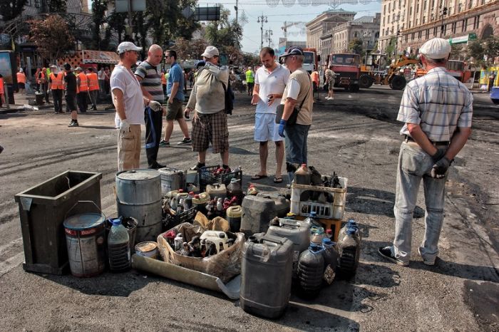 Субботник на Крещатике - очистка центра Киева от баррикад и палаток (38 фото)