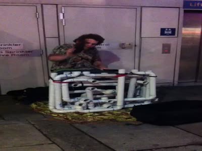 Уличный музыкант играет на странном самодельном инструменте (12.7 мб)