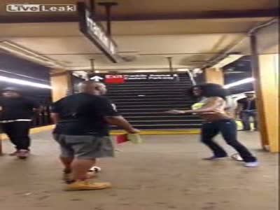 Жесткая драка в метро в Нью-Йорке (19.3 мб)