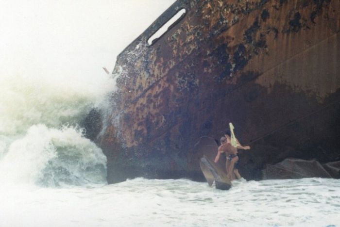Корабль, потерпевший крушение в 1970-х годах возле Сочи (10 фото)