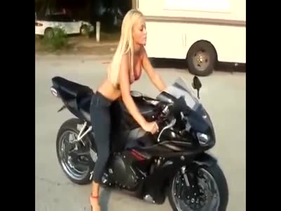 Девушки на мотоциклах смотрятся очень сексуально (10.5 мб)