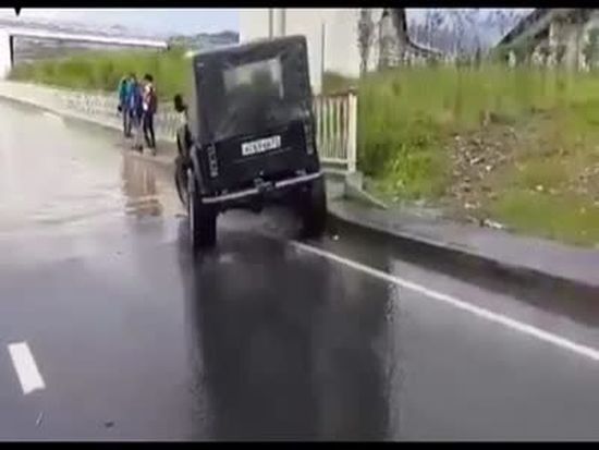 Самоуверенный водитель на джипе и затопленная улица