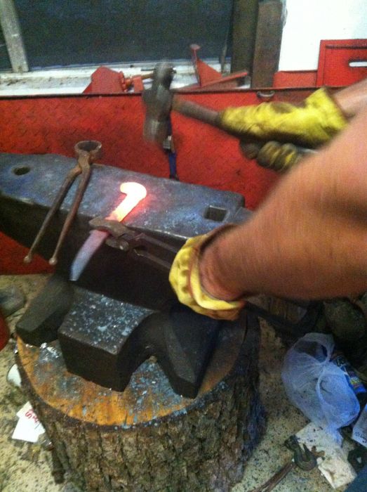 Делаем нож из железнодорожного костыля своими руками (25 фото + видео)