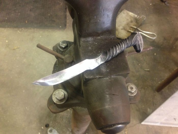 Делаем нож из железнодорожного костыля своими руками (25 фото + видео)