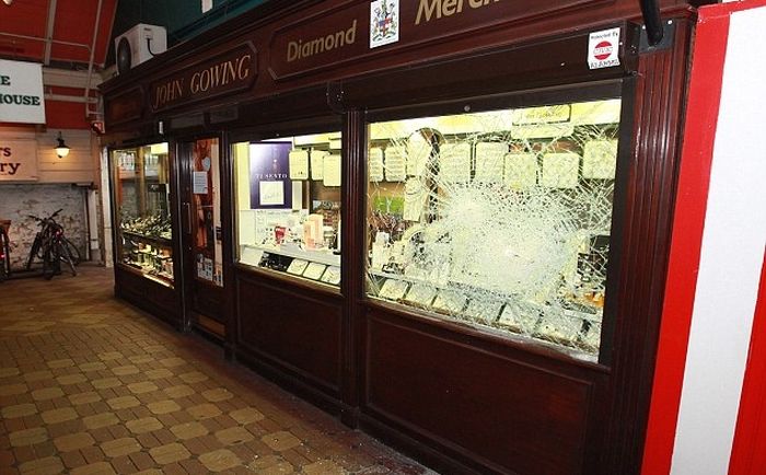 Ограбление ювелирного магазина, достойное Премии Дарвина (5 фото)