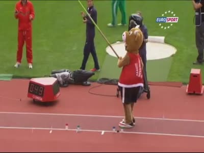 Спортивный талисман демонстрирует, как надо прыгать с шестом (3.3 мб)