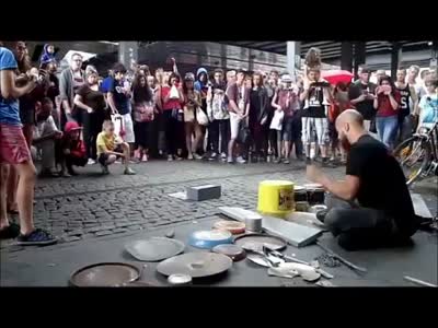 Необычный уличный музыкант демонстрирует свое мастерство (30.1 мб)