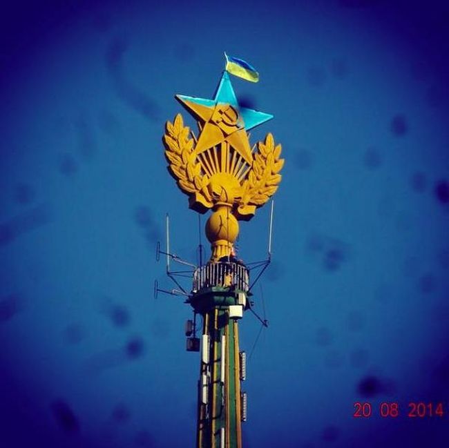Задержаны альпинисты, раскрасившие звезду на высотке в Москве в сине-желтый цвет (5 фото + 2 видео)